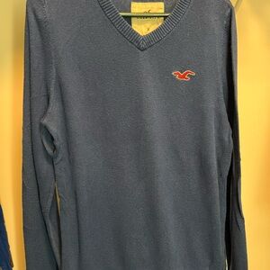 Hollister Men's Blue V-Neck Sweater